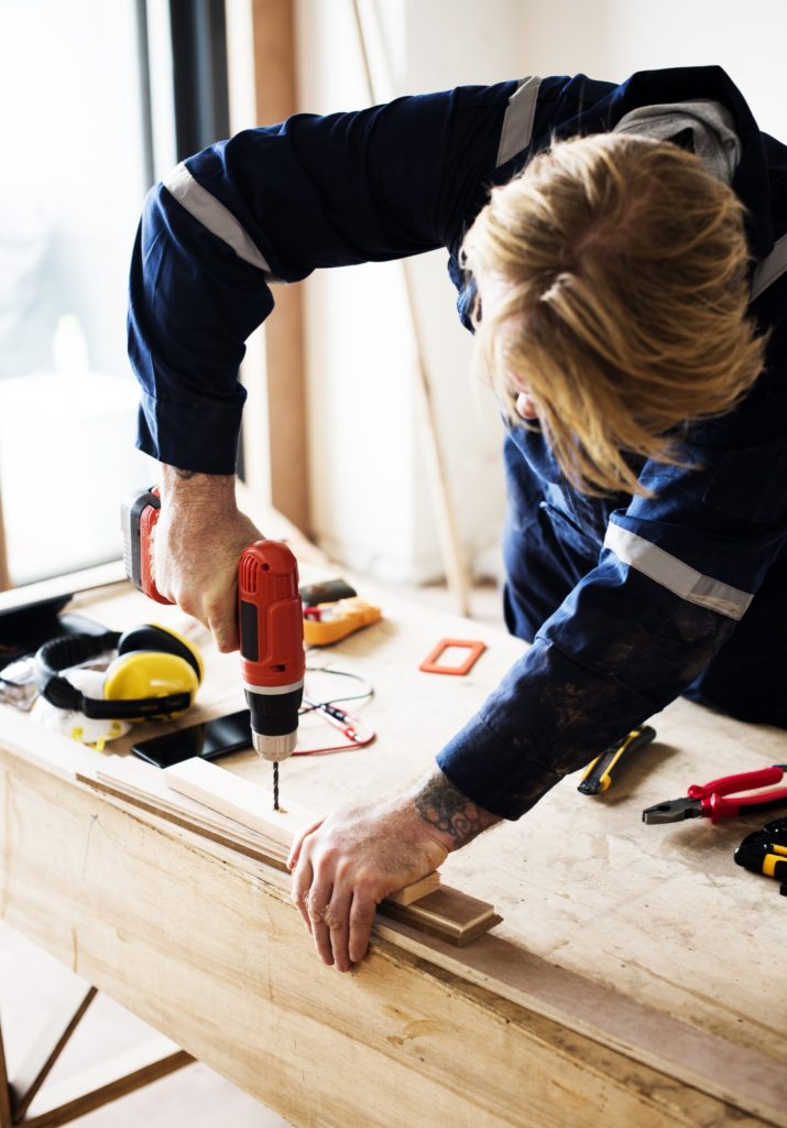 Lej tømrer København. Carpenter working with a wood